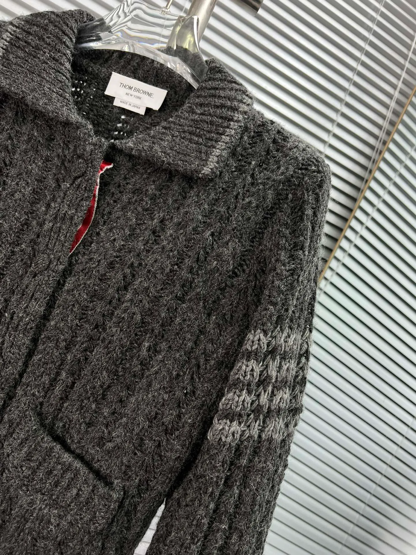 THOM BROWNE ins 𝐂𝐨𝐥𝐨𝐮𝐫 ：White🆚Gray🆚 Red 𝐒𝐢𝐳𝐞Size：0.1.2（S.M.L.） 𝐃𝐞𝐭𝐚𝐢𝐥 ： ！ ， ， ， ， ， ， ~